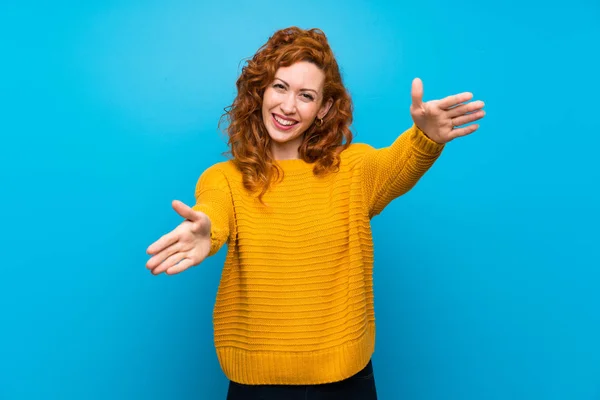 Redhead Woman Yellow Sweater Presenting Inviting Come Hand — Stock fotografie