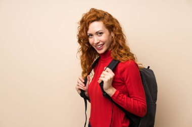 Sırt çantası ile boğazlı kazak ile Redhead kadın