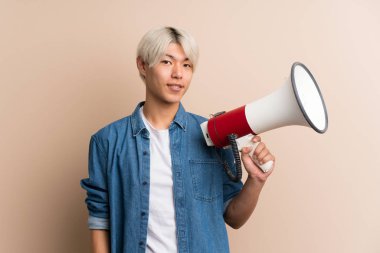 Elinde megafon tutan Asyalı genç bir adam izole edilmiş.