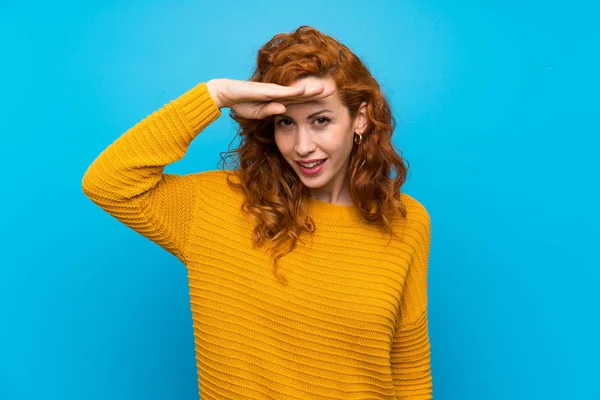 Rossa Donna Con Maglione Giallo Guardando Lontano Con Mano Guardare — Foto Stock