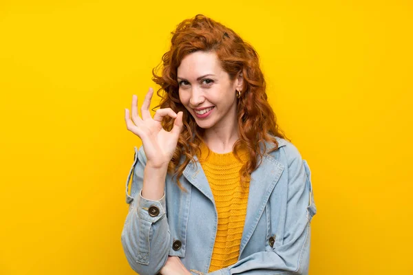 Červenovlasá Žena Izolovaném Žlutém Pozadí Znakem Prsty — Stock fotografie
