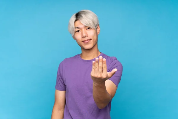 Young Asian Man Isolated Blue Background Inviting Come Hand Happy — Φωτογραφία Αρχείου