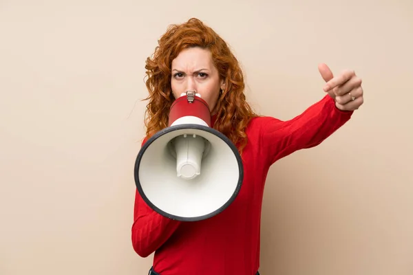 Roodharige Vrouw Met Coltrui Trui Schreeuwen Door Een Megafoon — Stockfoto