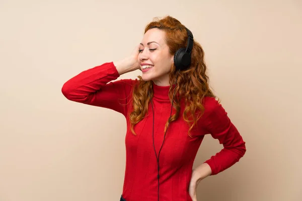 Mujer Pelirroja Con Suéter Cuello Alto Escuchando Música Con Auriculares —  Fotos de Stock