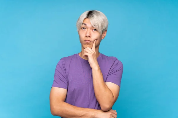 Jovem Asiático Homem Sobre Isolado Azul Fundo Olhando Frente — Fotografia de Stock