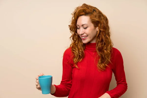 Donna Rossa Con Maglione Dolcevita Possesso Una Tazza Caffè Caldo — Foto Stock