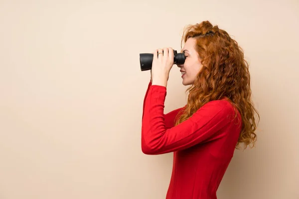 Donna Rossa Con Maglione Collo Alto Con Binocolo Nero — Foto Stock