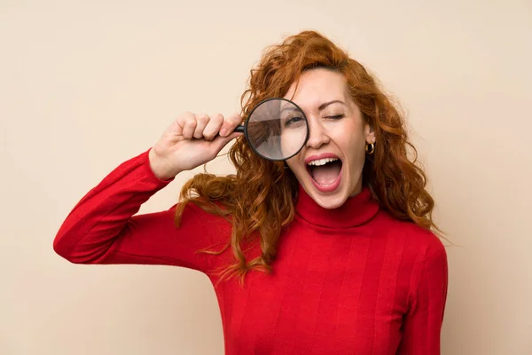 Rödhårig Kvinna Med Polotröja Som Håller Ett Förstoringsglas — Stockfoto