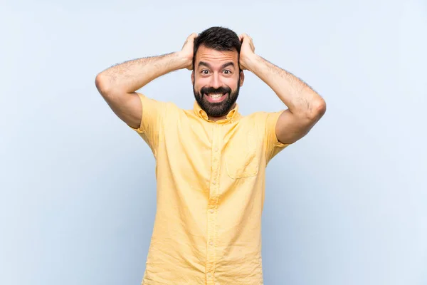 Junger Mann Mit Bart Vor Isoliertem Blauen Hintergrund Frustriert Und — Stockfoto