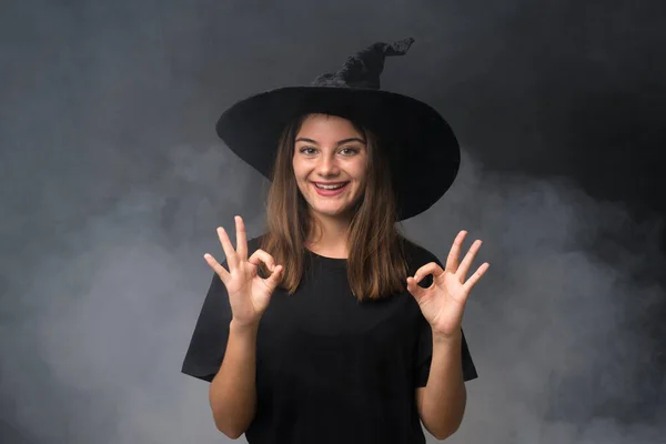 Chica Con Disfraz Bruja Para Fiestas Halloween Sobre Fondo Oscuro —  Fotos de Stock