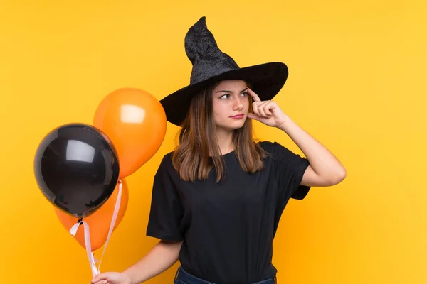 Joven Bruja Sosteniendo Globos Aire Negro Naranja Para Fiestas Halloween —  Fotos de Stock