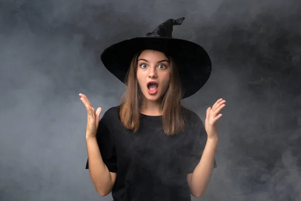 Mädchen Mit Hexenkostüm Für Halloween Partys Über Isoliertem Dunklem Hintergrund — Stockfoto