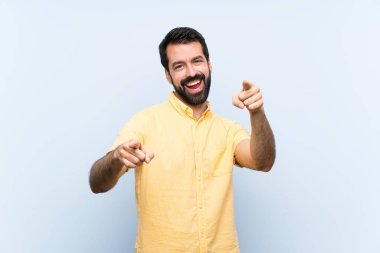 Mavi arka planda sakallı genç adam gülümserken seni işaret ediyor.