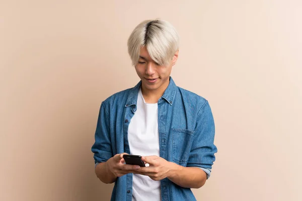 Joven Asiático Hombre Sobre Aislado Fondo Enviando Mensaje Correo Electrónico —  Fotos de Stock