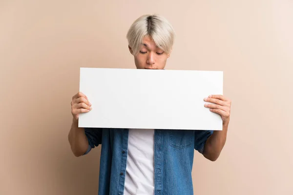 Jeune Homme Asiatique Sur Fond Isolé Tenant Une Plaque Blanche — Photo