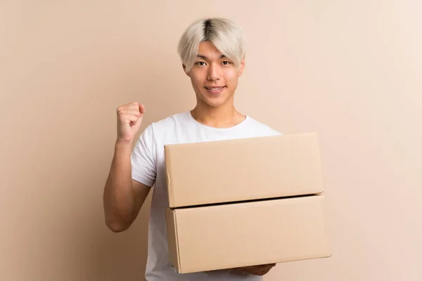 Young Asian Man Isolated Background Holding Box Move Another Site — Stock Photo, Image