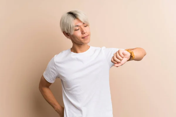 Joven Asiático Hombre Sobre Aislado Fondo Buscando Reloj Pulsera — Foto de Stock