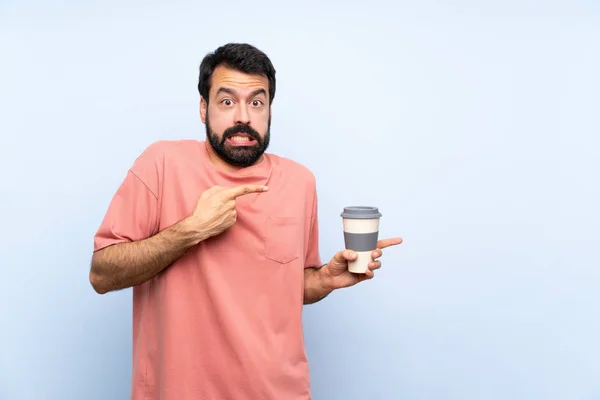 Junger Mann Mit Bart Hält Einen Take Away Kaffee Über — Stockfoto