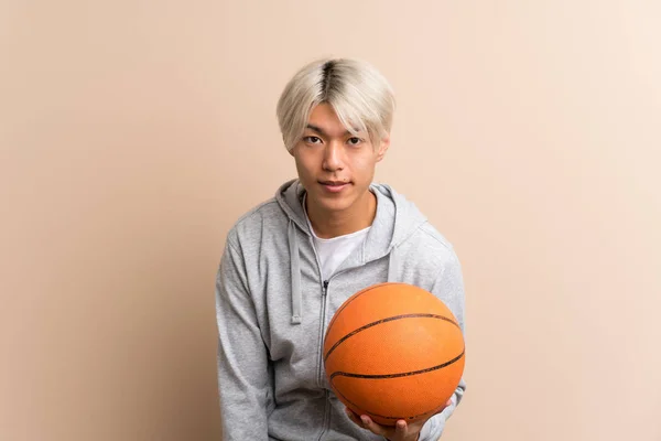 Joven Asiático Hombre Sobre Aislado Fondo Con Bola Baloncesto — Foto de Stock