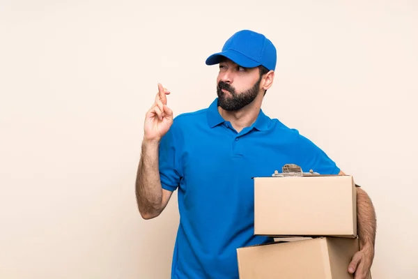 Leverans Man Med Skägg Över Isolerad Bakgrund Med Fingrar Korsning — Stockfoto