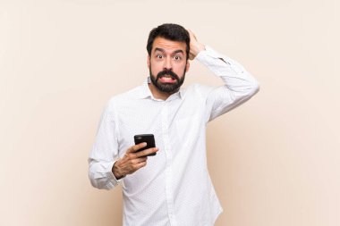 Sakallı genç adam hayal kırıklığına uğramış bir şekilde el ele tutuşuyor.