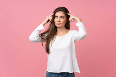 Soyutlanmış pembe bir geçmişi olan genç bir kadın. Şüpheleri ve düşünceleri var.