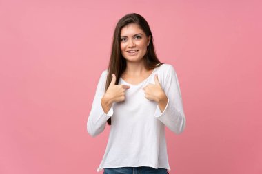 Soyutlanmış pembe bir geçmişi olan genç bir kadın. Şaşırtıcı bir yüz ifadesi.