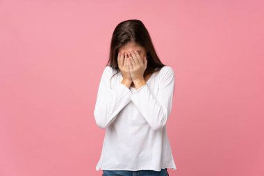 Soyutlanmış pembe bir geçmişi olan, yorgun ve hasta bir yüzü olan genç bir kadın.