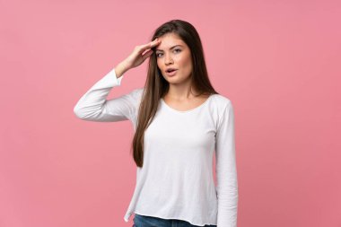 Soyutlanmış pembe bir geçmişi olan genç bir kadın bir şeyin farkına vardı ve çözüme ulaşmaya çalışıyor.