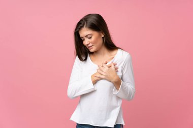 Soyutlanmış pembe bir geçmişi olan genç bir kadın. Kalbinde ağrı var.