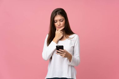 Soyutlanmış pembe bir geçmişi olan genç bir kadın düşünüp bir mesaj gönderiyor.