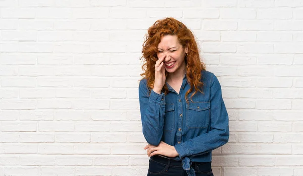 Redhead Žena Bílou Cihlovou Stěnou Hodně Usmívá — Stock fotografie