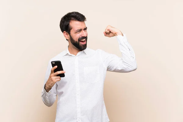 Junger Mann Mit Bart Und Handy Feiert Einen Sieg — Stockfoto