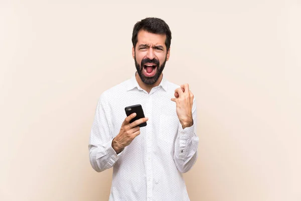 Ung Man Med Skägg Håller Mobil Frustrerad Dålig Situation — Stockfoto