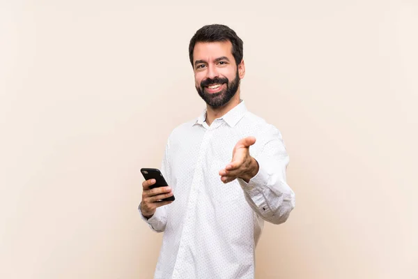 Junger Mann Mit Bart Hält Ein Handy Der Hand Ein — Stockfoto