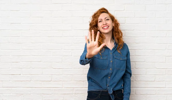 Roodharige Vrouw Witte Baksteen Muur Tellen Vijf Met Vingers — Stockfoto