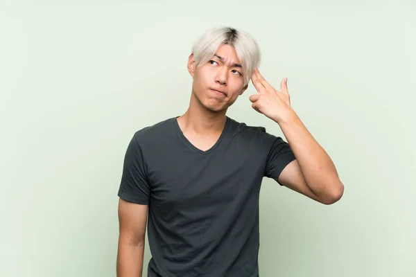 Joven Asiático Hombre Sobre Aislado Verde Fondo Con Problemas Haciendo — Foto de Stock