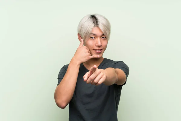 Mladý Asijský Muž Přes Izolované Zelené Pozadí Takže Telefon Gesto — Stock fotografie