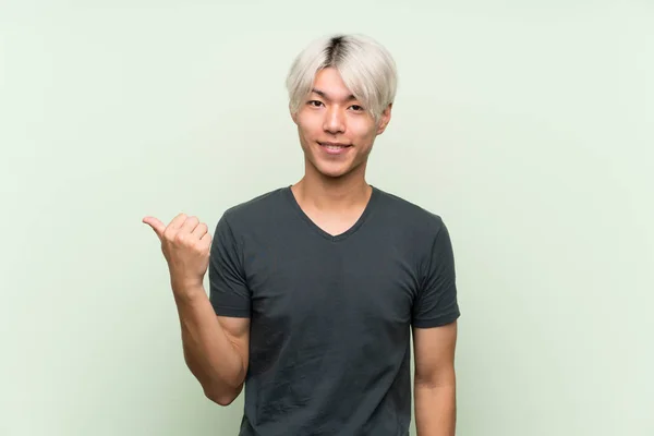 Junger Asiatischer Mann Über Isoliertem Grünen Hintergrund Der Zur Seite — Stockfoto
