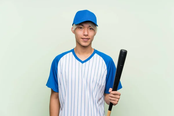 Mladý Asijský Muž Hraje Baseball Přes Izolované Zelené Pozadí Hodně — Stock fotografie