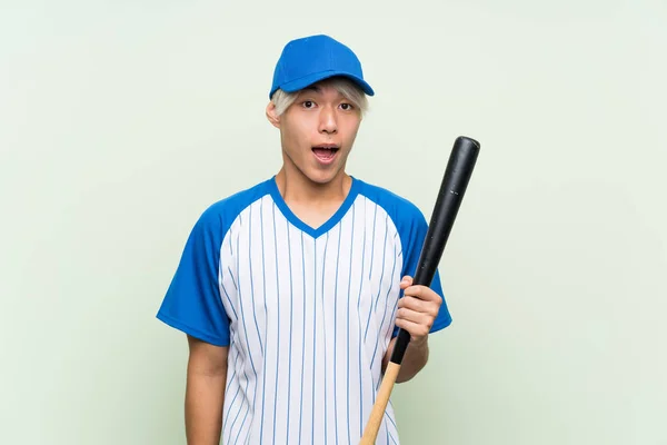 Mladý Asijský Muž Hraje Baseball Přes Izolované Zelené Pozadí Překvapením — Stock fotografie