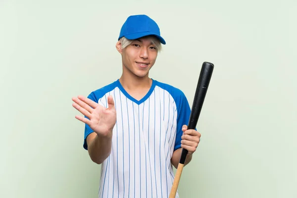 Giovane Asiatico Uomo Giocare Baseball Isolato Verde Sfondo Saluting Con — Foto Stock
