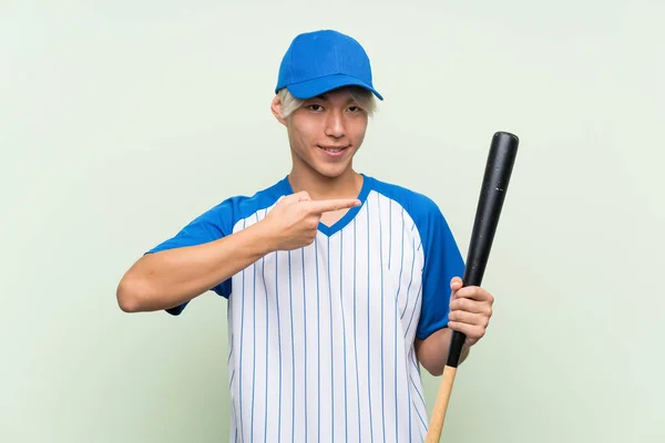 Junger Asiatischer Mann Spielt Baseball Auf Isoliertem Grünen Hintergrund Und — Stockfoto