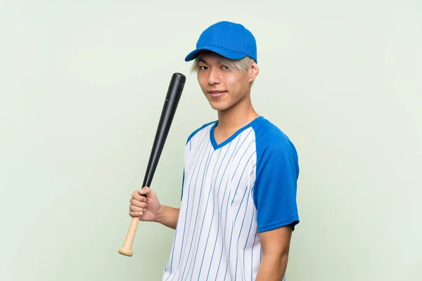 Giovane Asiatico Uomo Giocare Baseball Isolato Verde Sfondo Sorridente Sacco — Foto Stock