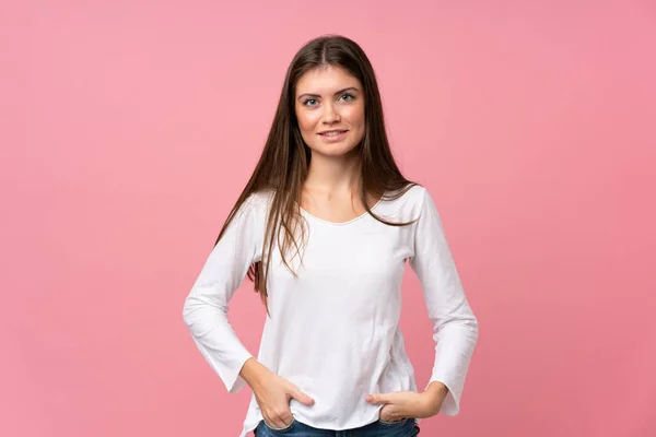 Jovem Mulher Sobre Isolado Fundo Rosa Rindo — Fotografia de Stock