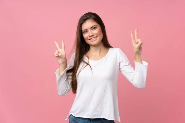 Mladá Žena Nad Izolované Růžové Pozadí Ukazující Vítězství Znamení Oběma — Stock fotografie