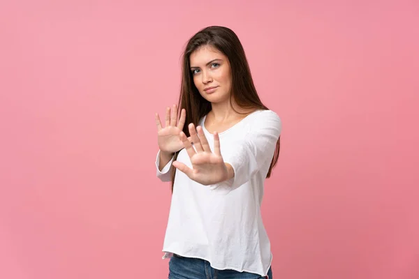 Молодая Женщина Изолированном Розовом Фоне Нервно Протягивая Руки Передней — стоковое фото