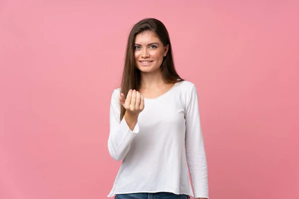 Jonge Vrouw Geïsoleerde Roze Achtergrond Uitnodigend Komen Met Hand Blij — Stockfoto