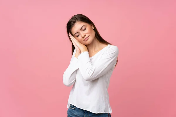 Junge Frau Über Isoliertem Rosa Hintergrund Macht Schlafende Geste Dorable — Stockfoto