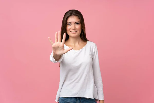 Mujer Joven Sobre Fondo Rosa Aislado Contando Cinco Con Los — Foto de Stock